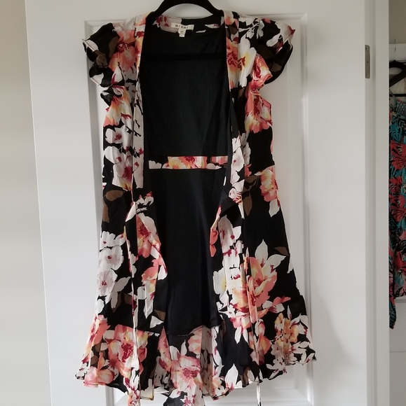 🌷3/$20 Miami wrap dress - Picture 4 of 5